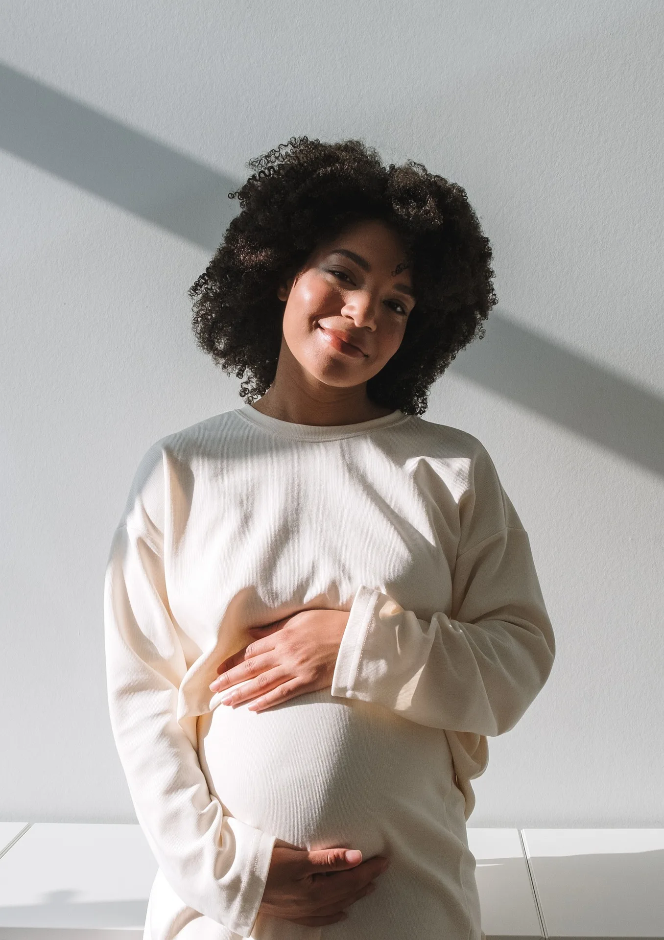 Mujer reflexionando sobre maternidad, blog de preparación al parto y lactancia