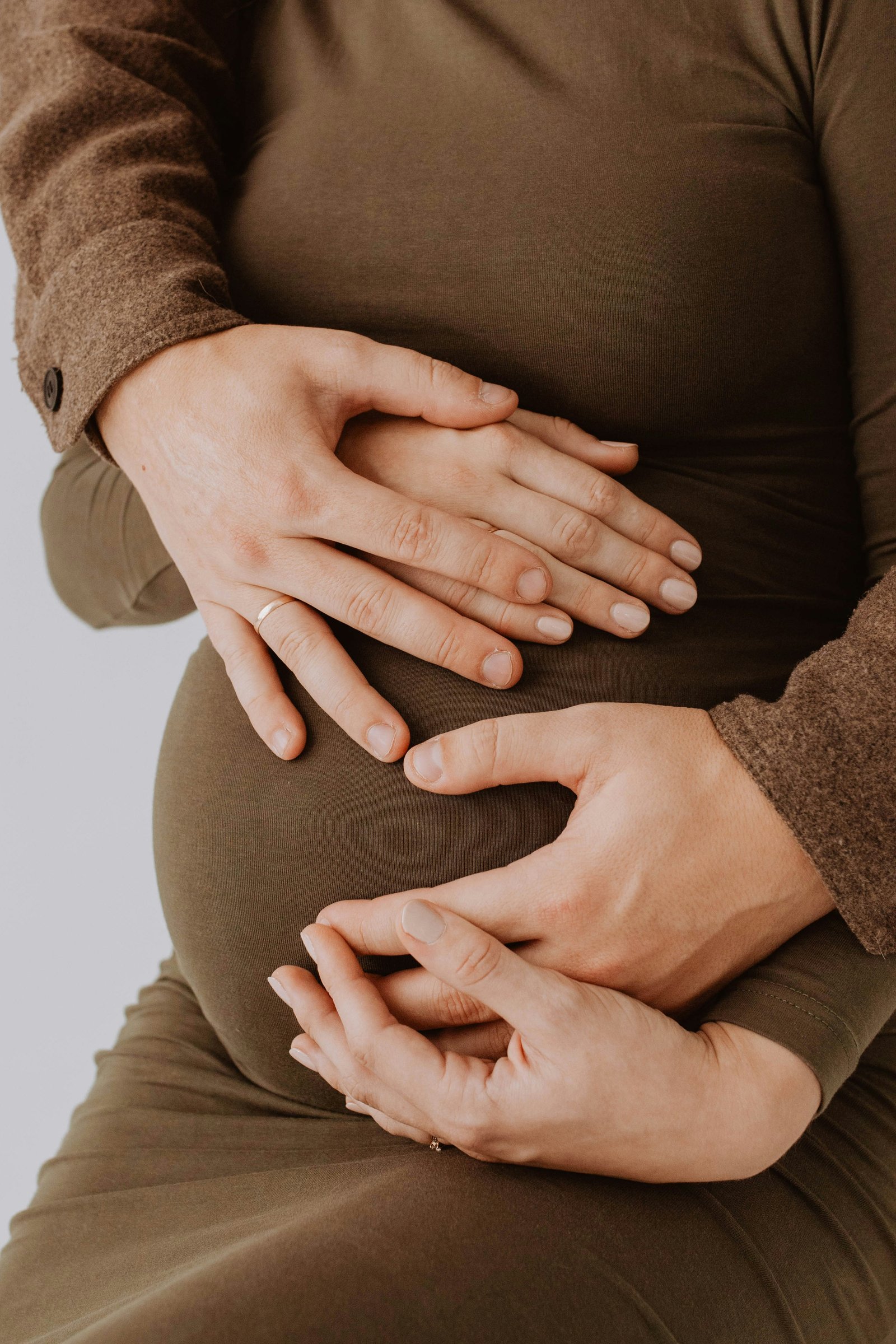 Embarazada preparando la lactancia antes del parto, consulta prenatal